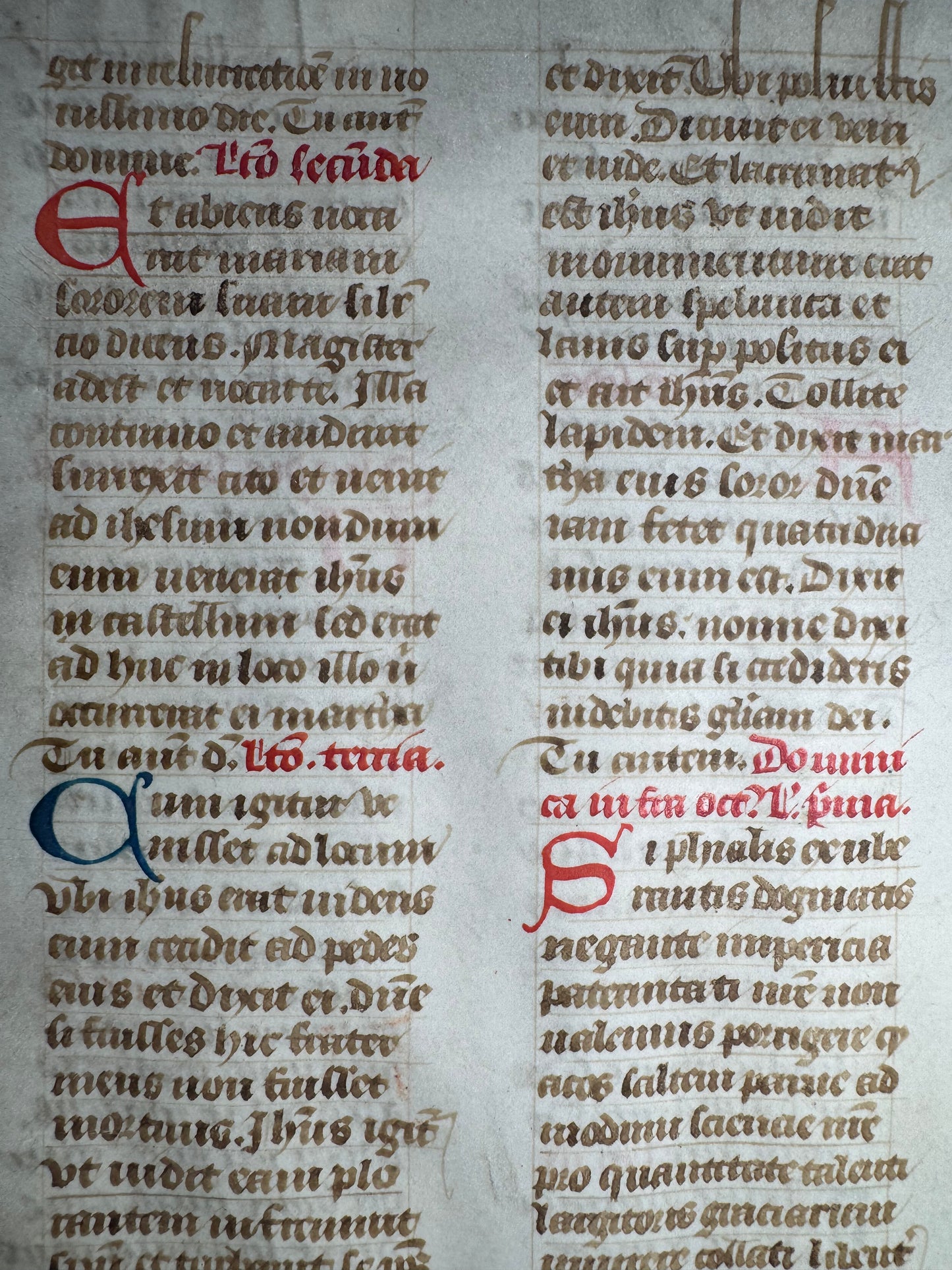 MEDIEVAL LATIN MANUSCRIPT LEAF ON VELLUM (PARCHMENT) – c. 1400 – Commentary on the Gospel of John
